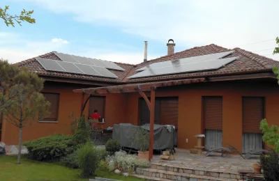 A napelemek termelik meg a családi ház energiáját